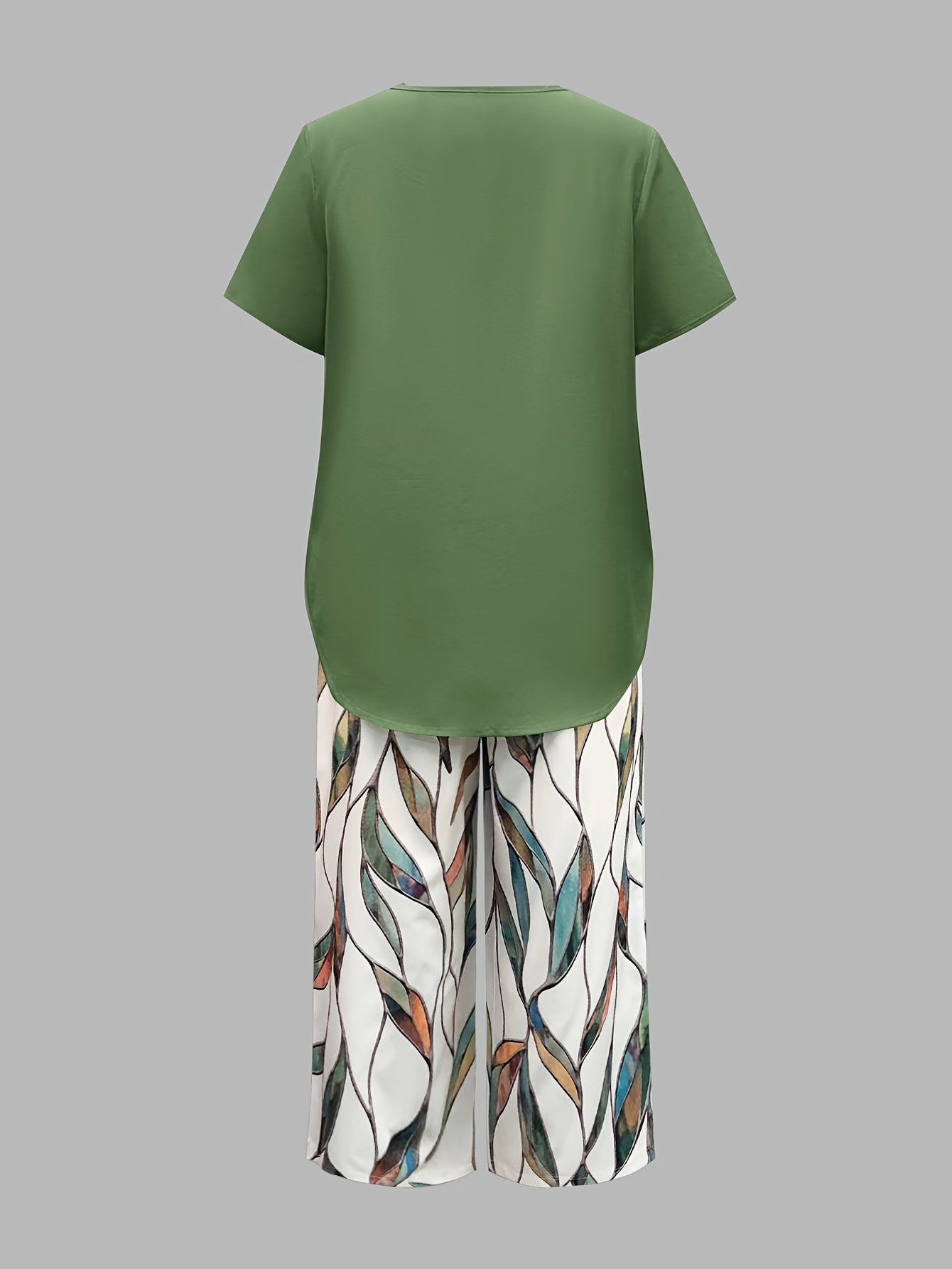 Completo casual da donna composto da top a maniche corte tinta unita e pantaloni capri con stampa floreale
