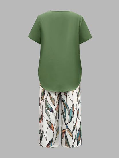 Completo casual da donna composto da top a maniche corte tinta unita e pantaloni capri con stampa floreale