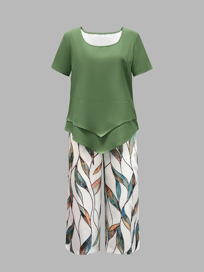 Completo casual da donna composto da top a maniche corte tinta unita e pantaloni capri con stampa floreale